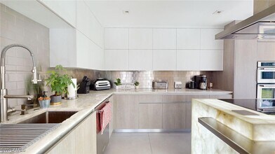 10420 SW 64th St in Miami, FL - Foto de edificio - Building Photo