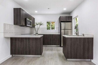 623 NE 61st St in Miami, FL - Foto de edificio - Building Photo