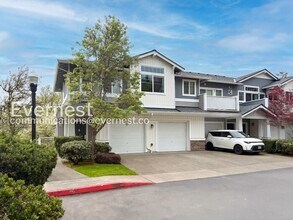 4001 S 211th Pl in Seatac, WA - Building Photo - Building Photo