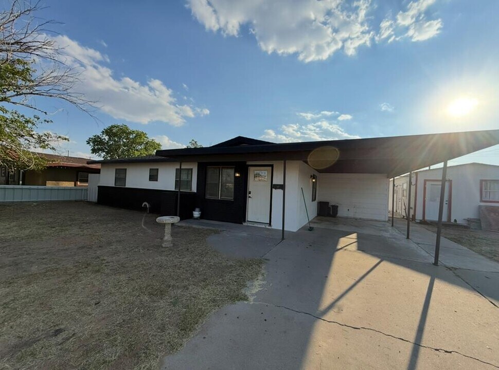 452 N Ave B in Kermit, TX - Building Photo