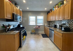 12 Berwick Rd, Unit 1 in Medford, MA - Foto de edificio - Building Photo