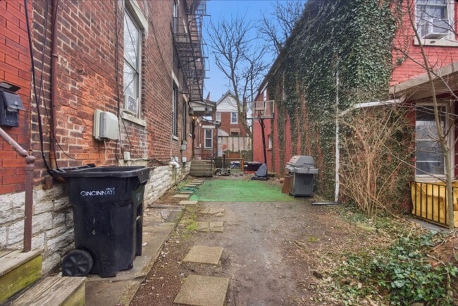 2342 Stratford Ave in Cincinnati, OH - Building Photo - Building Photo