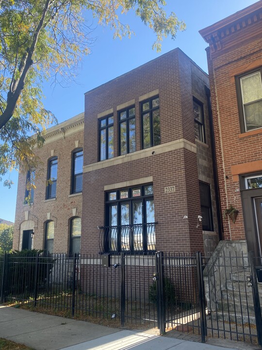 2337 W Maypole Ave, Unit 1DD in Chicago, IL - Building Photo