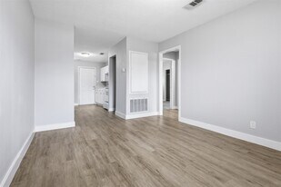 7823 Glass St in Houston, TX - Building Photo