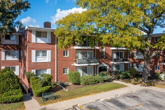 Old Orchard Condominiums in Skokie, IL - Building Photo - Building Photo