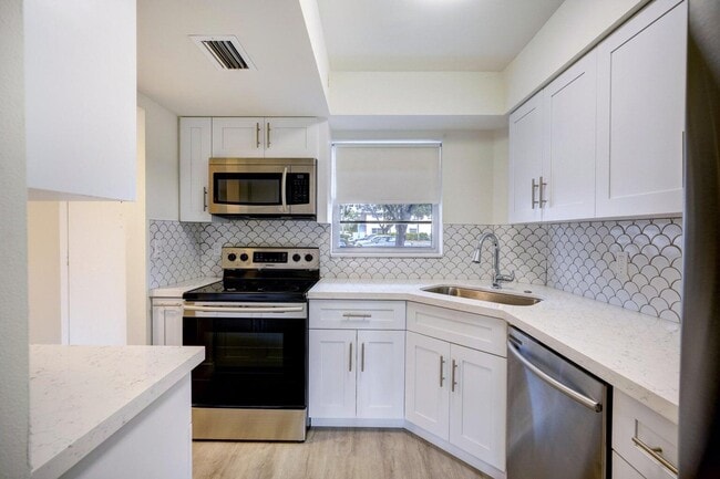 18081 SE Country Club Dr in Tequesta, FL - Foto de edificio - Building Photo