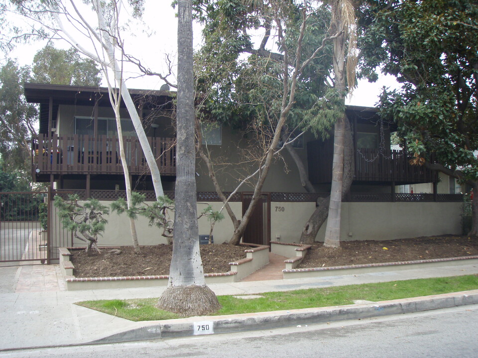 750 Earlham St in Pasadena, CA - Foto de edificio