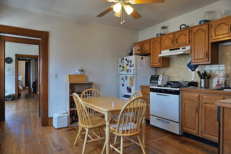 83 Brown St, Unit 2 in Waltham, MA - Foto de edificio - Building Photo