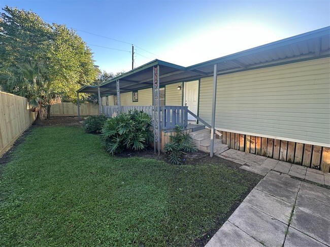 10022 Cedar Landing Dr in Baytown, TX - Building Photo - Building Photo