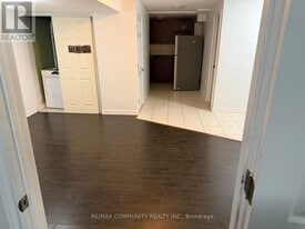 8 Terry Fox St in Markham, ON - Building Photo