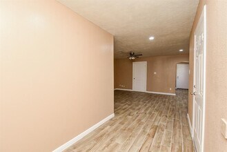 5255 Castlecreek Ln in Houston, TX - Foto de edificio - Building Photo