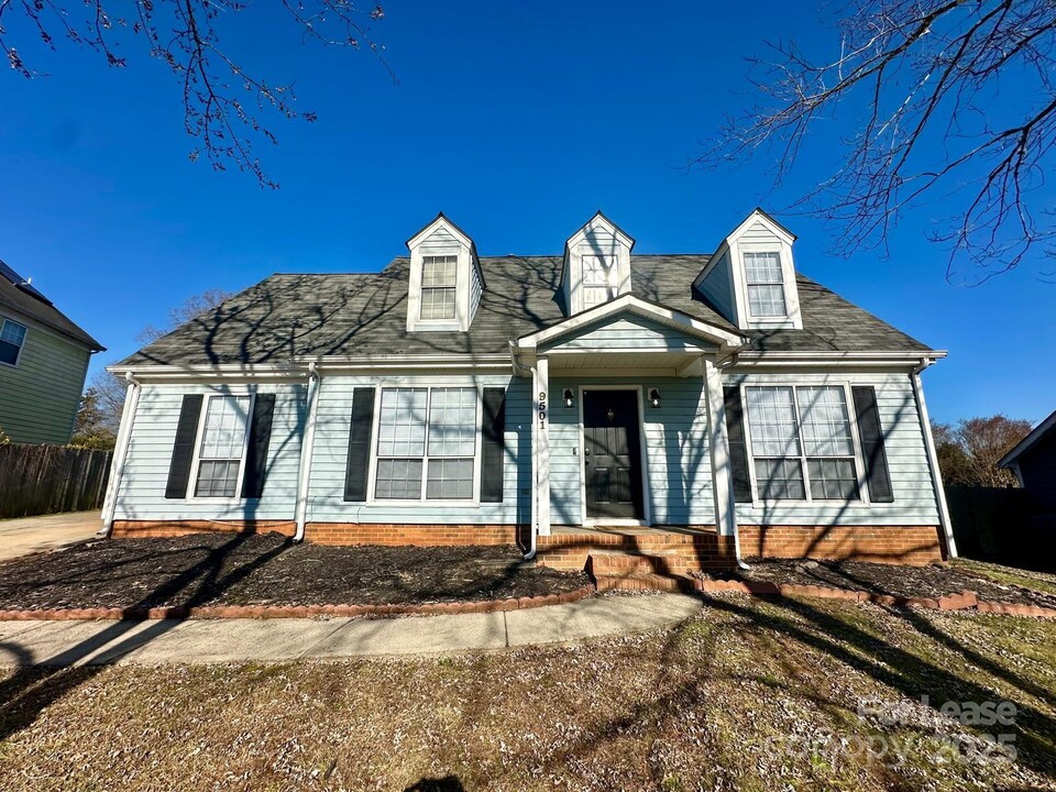 9501 Pondside Ln in Charlotte, NC - Building Photo