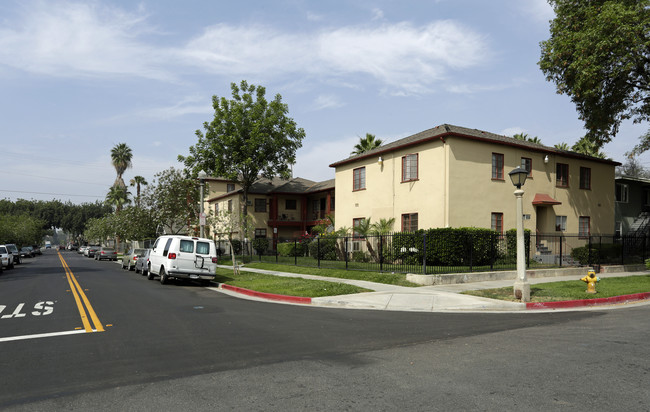 Victory Apartments in Riverside, CA - Foto de edificio - Building Photo