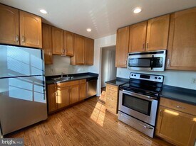 7432 Pohick Rd in Lorton, VA - Building Photo