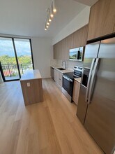 2533 NE 183rd St, Unit A17 in North Miami Beach, FL - Building Photo - Building Photo