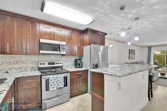 664 SE 20th Ave in Deerfield Beach, FL - Building Photo - Building Photo