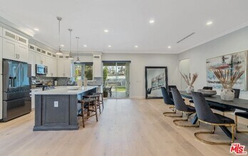 19148 W Oxnard St in Los Angeles, CA - Building Photo - Building Photo