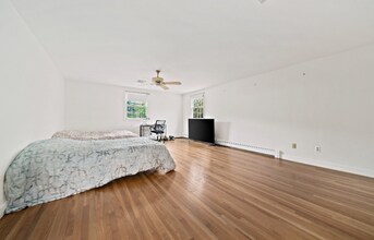 34 Saddle Club Rd in Lexington, MA - Foto de edificio - Building Photo