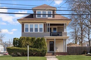 120 Pontiac Ave in Cranston, RI - Building Photo