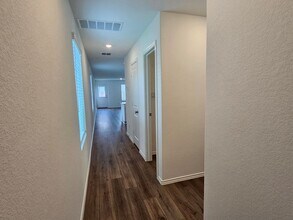 704 Commander Abbot Dr in Jarrell, TX - Building Photo - Building Photo