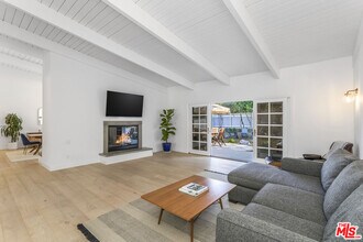 23826 Burbank Blvd in Los Angeles, CA - Building Photo - Building Photo