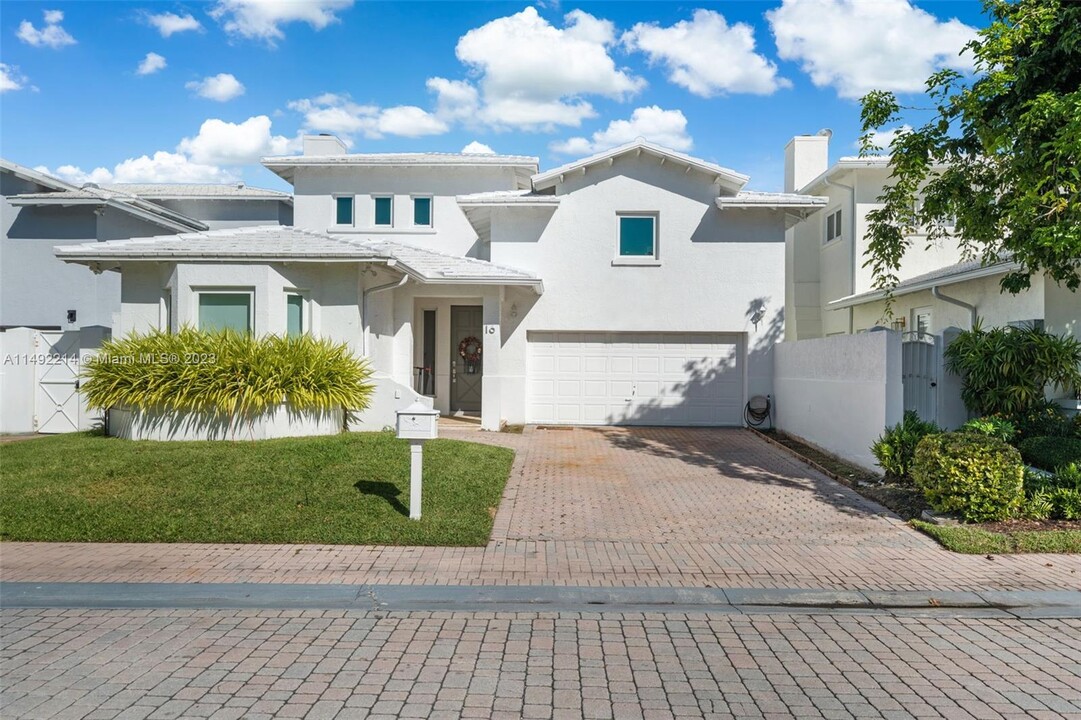 16 Turtle Walk in Key Biscayne, FL - Foto de edificio