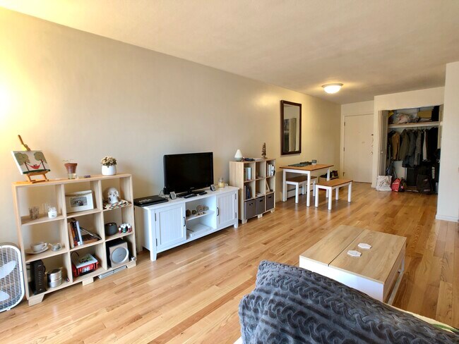 804 Centre St, Unit 306 in Boston, MA - Building Photo - Building Photo