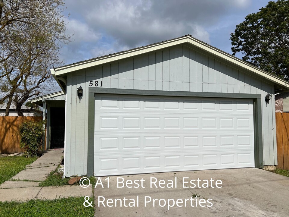 581 N 5th Ave in Oakdale, CA - Building Photo