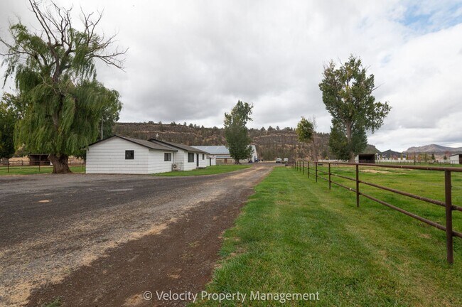 15334 Oneil Hwy in Redmond, OR - Building Photo - Building Photo