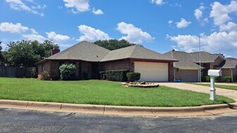 9008 Topperwind Ct in Fort Worth, TX - Building Photo