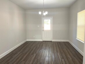 9325 Camay Dr-Unit -B in Houston, TX - Foto de edificio - Building Photo