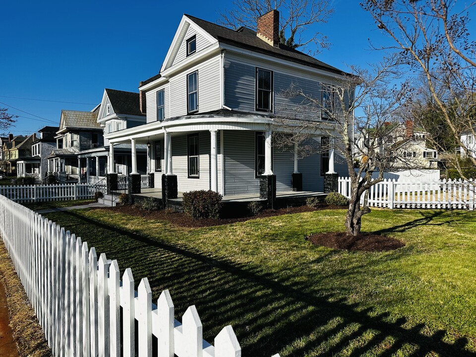 1358 Rivermont Ave in Lynchburg, VA - Building Photo