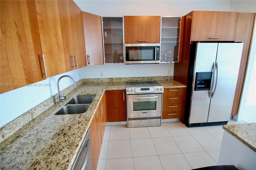 1945 S Ocean Dr in Hallandale Beach, FL - Building Photo