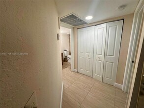 8205 Lake Dr, Unit 404 in Doral, FL - Foto de edificio - Building Photo