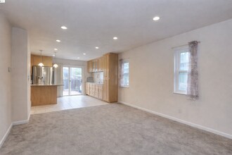 371 Riverside Ave in Fremont, CA - Foto de edificio - Building Photo