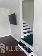 35 Victory Ct in Metuchen, NJ - Building Photo - Building Photo