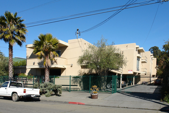 Bayshore Club Apartments in San Rafael, CA - Building Photo - Building Photo