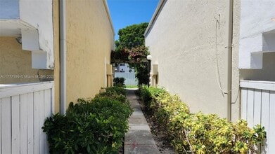 4540 SW 68th Ct Cir in Miami, FL - Building Photo - Building Photo
