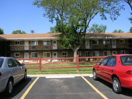 Garden Court in Loves Park, IL - Building Photo