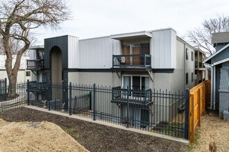 Carabella Apartments in Kansas City, MO - Foto de edificio - Building Photo