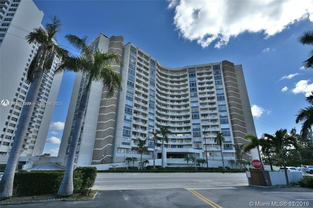 3180 S Ocean Dr, Unit 1204 in Hallandale Beach, FL - Building Photo