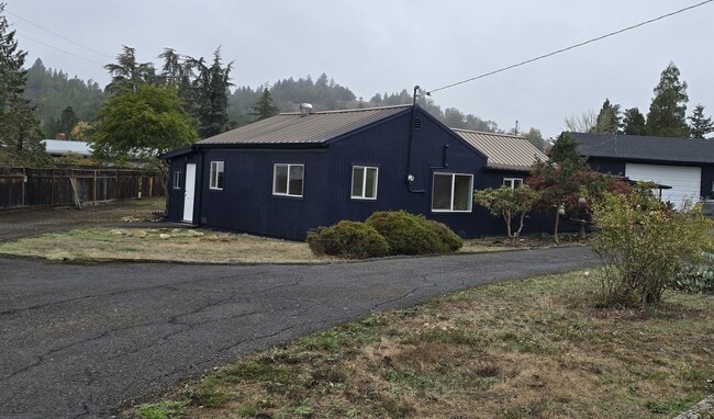 1223 Locust St in Oakland, OR - Building Photo - Building Photo
