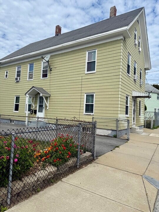 9 Newhall St in Lowell, MA - Building Photo