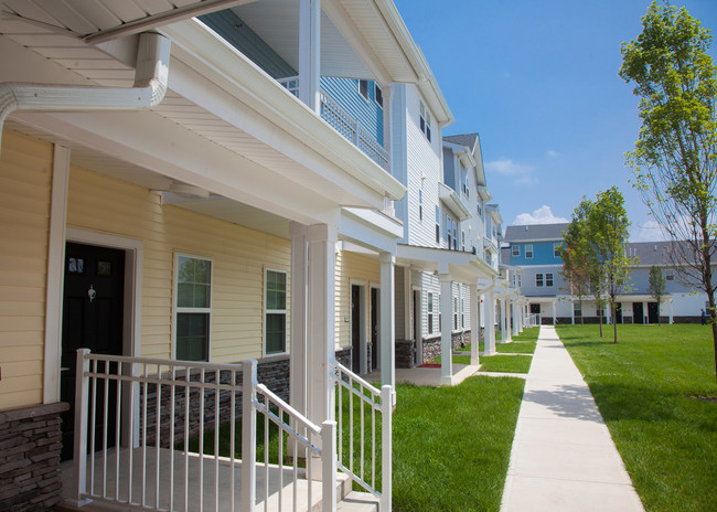Willow Pond Village in Perth Amboy, NJ - Building Photo - Building Photo