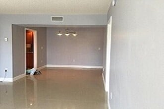 4154 Inverrary Dr in Lauderhill, FL - Building Photo - Building Photo