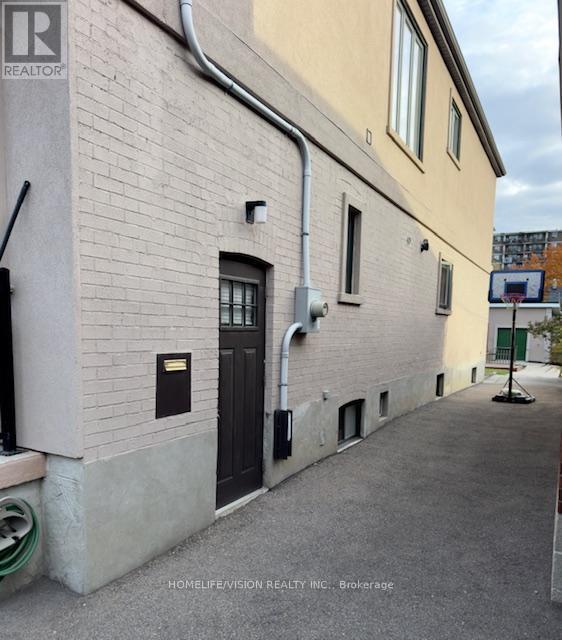 165 Torrens Ave in Toronto, ON - Building Photo - Building Photo