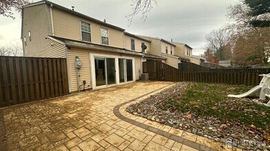 8 Cosgrove Ct in East Brunswick, NJ - Foto de edificio - Building Photo