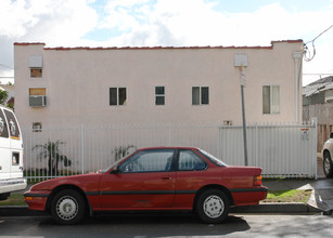 1126 Mariposa Ave in Los Angeles, CA - Building Photo - Building Photo