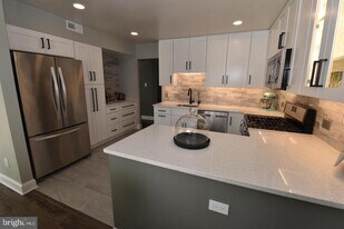 1666 Parkcrest Cir in Reston, VA - Building Photo