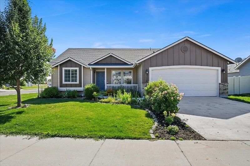 2114 N Rosedust Dr in Kuna, ID - Building Photo